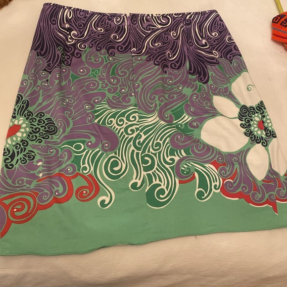 Tahari skirt with wonderful modern swirl print - Picture 5 of 8